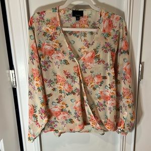 Beautiful floral blouse with vneck silhouette